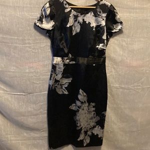 Really cute size 6 short sleeve dress